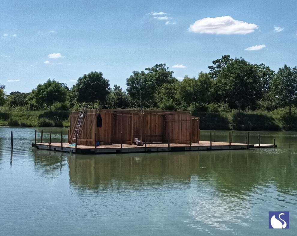 Montage de la hutte au milieu de l&apos;étang