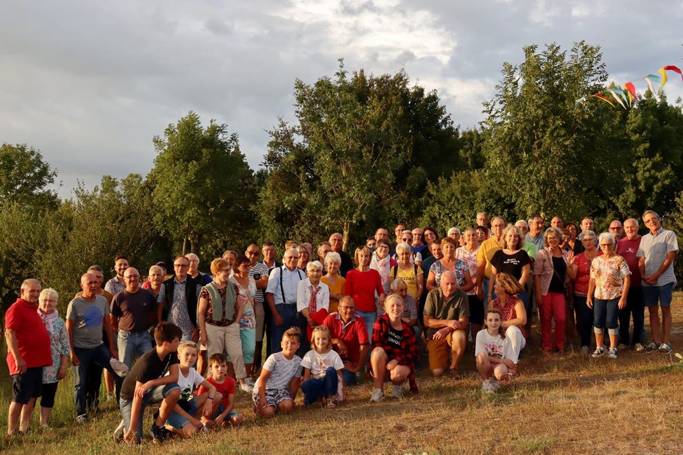 Photo de tous les figurants sur la scène du spectacle un soir à la hutte en vendée 