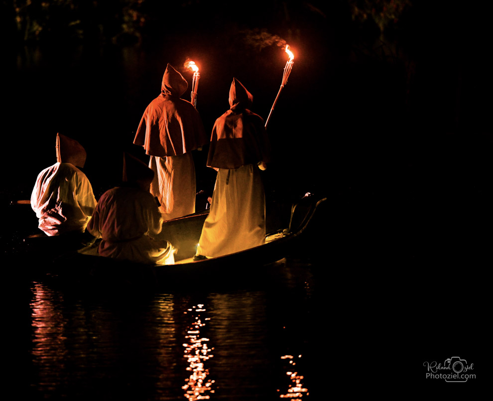Photo des moines batisseurs en barque