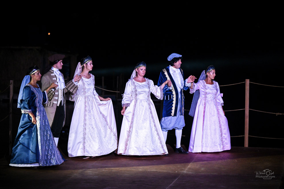 Figurants du spectacle un soir à la hutte en vendée