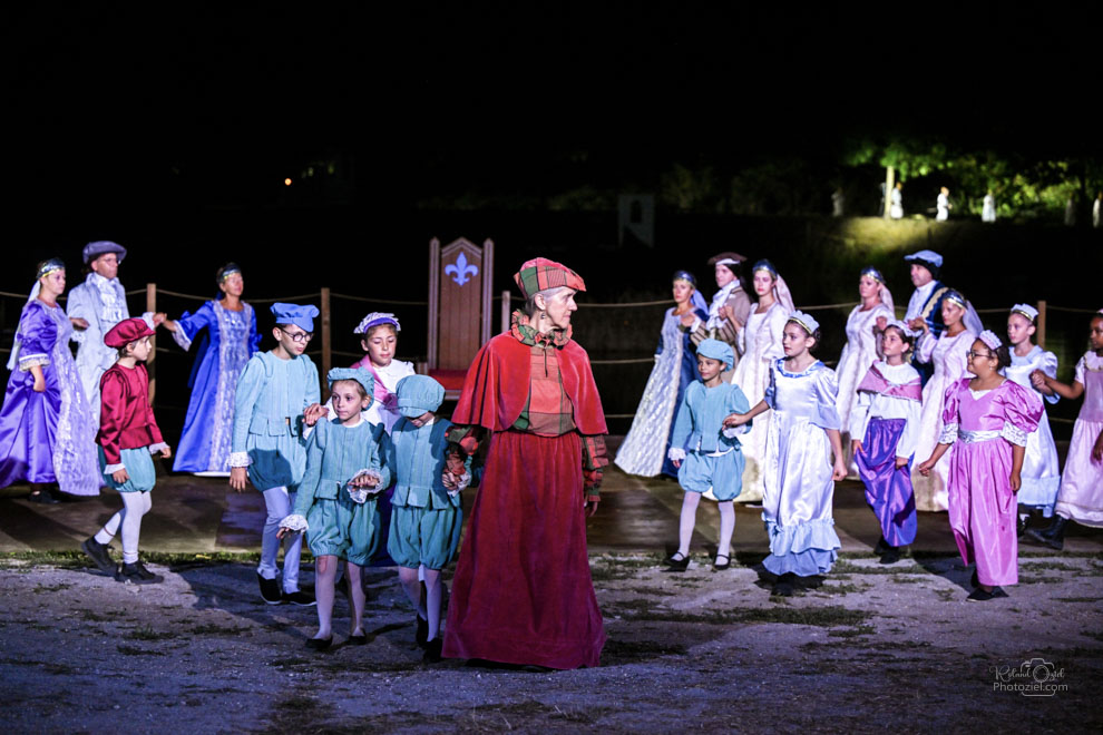 Figurants enfants avec leurs costumes du spectacle un soir à la hutte en vendée