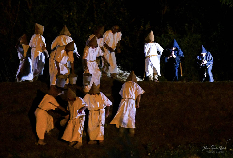 Photos des moines pendant le  spectacle un soir à la hutte en Vendée