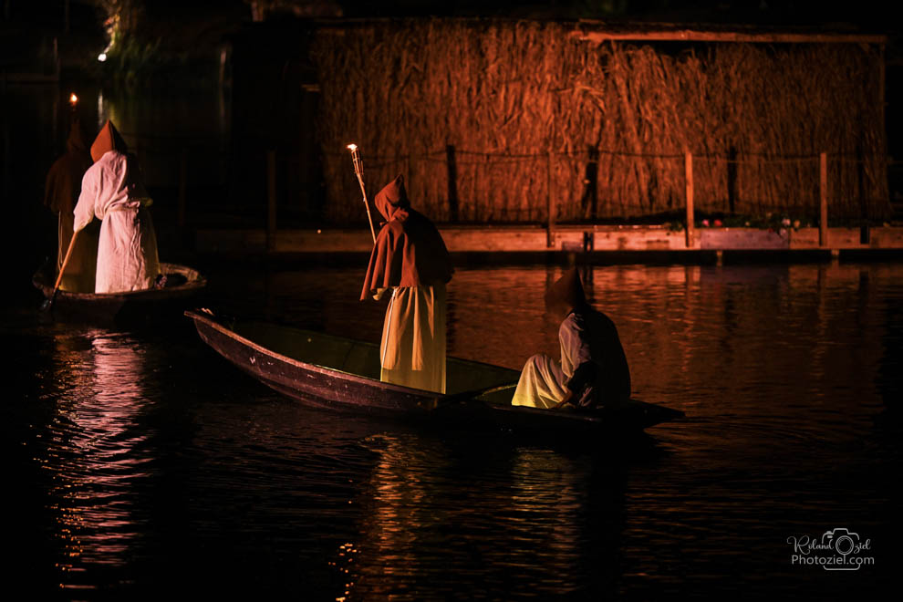 Moines en barque  spectacle un soir à la hutte en Vendée