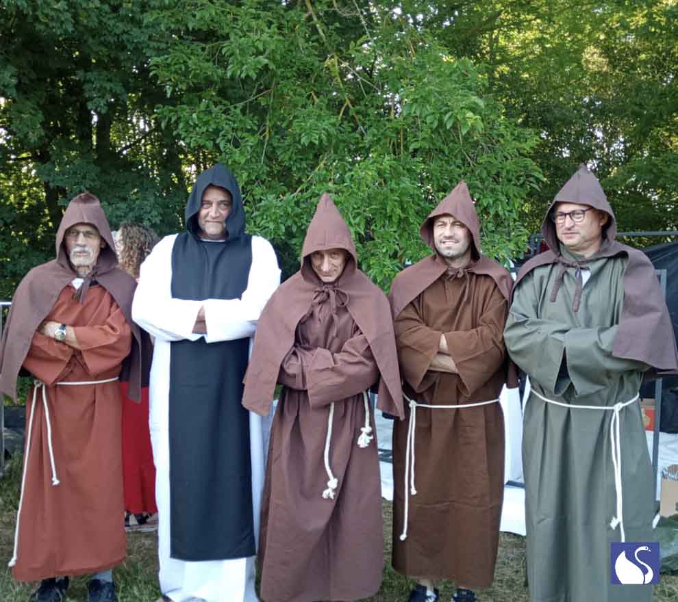 Photo des moines en costume du spectacle un soir à la hutte en vendée 