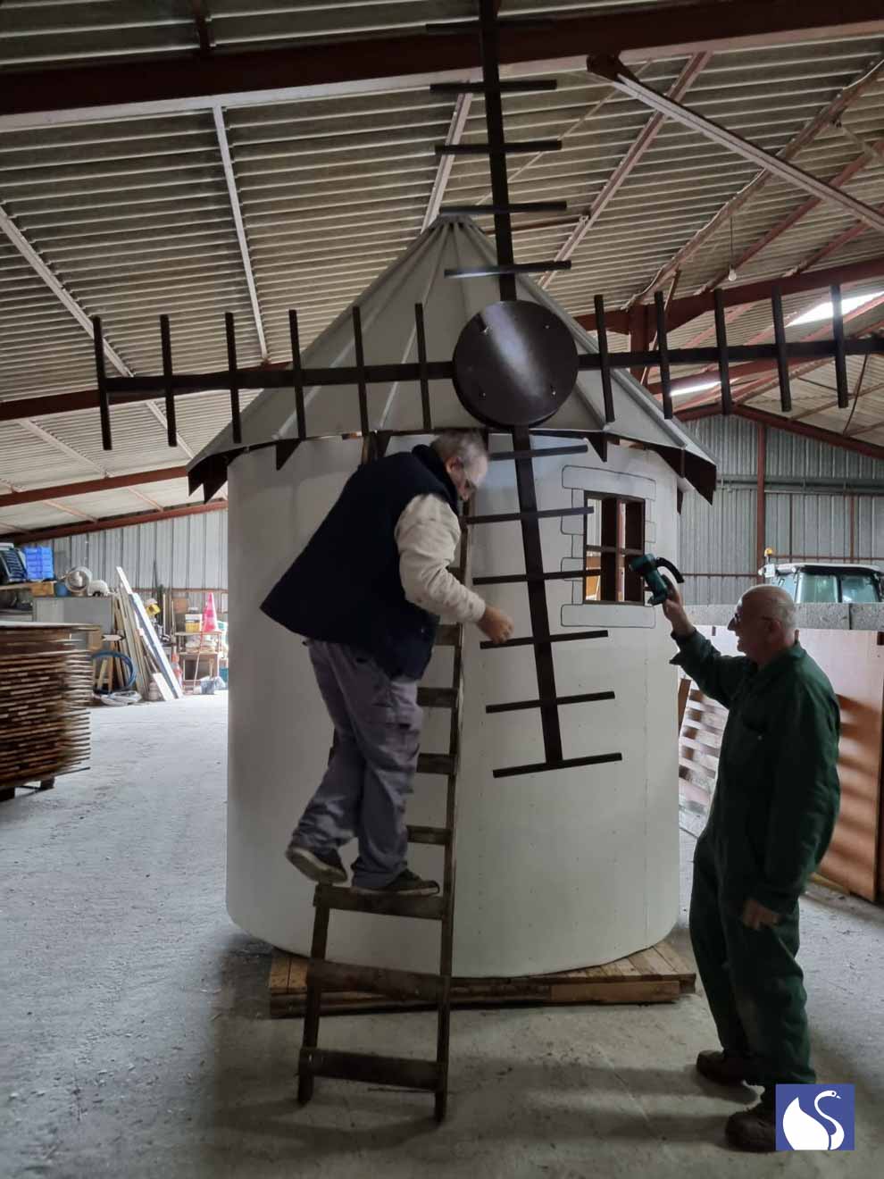 Montage du nouveau décor avec les moulins