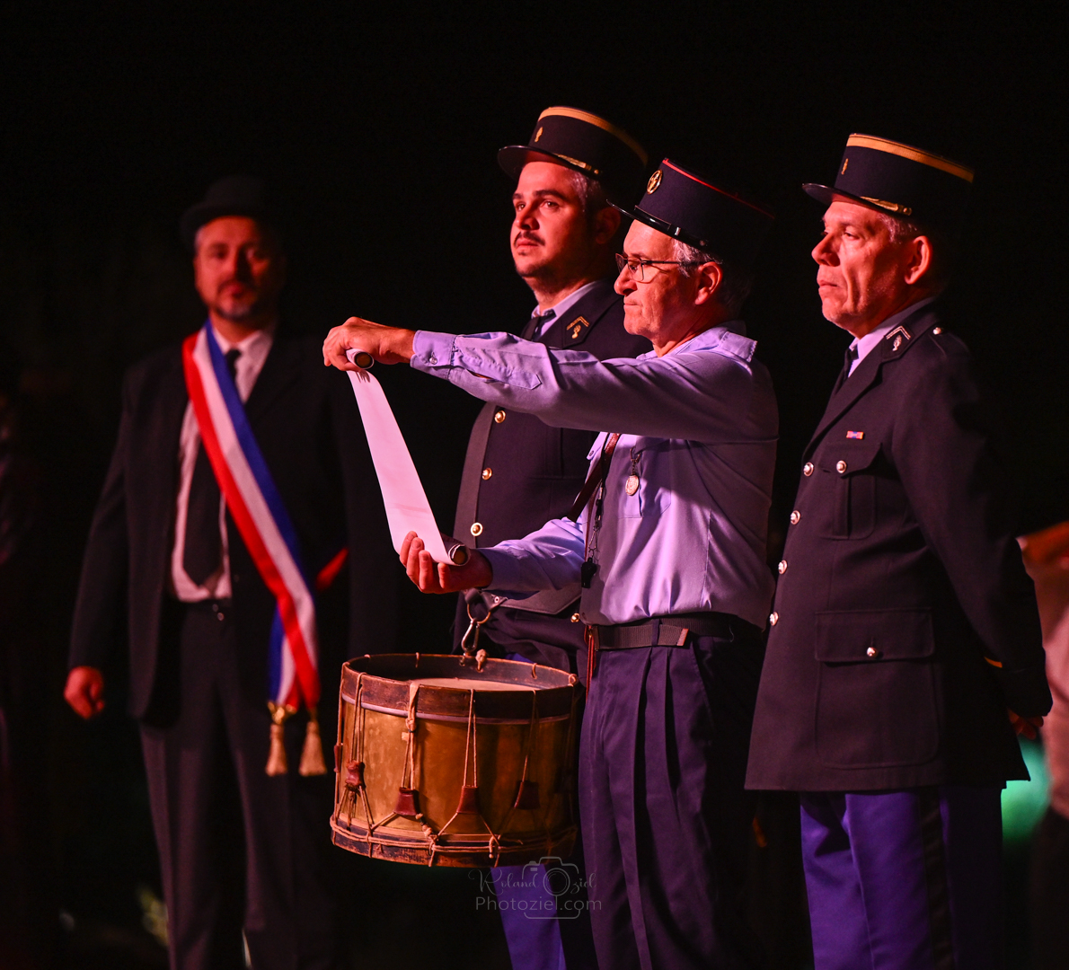 Photo de la vie des gens de l'époque dans une hutte